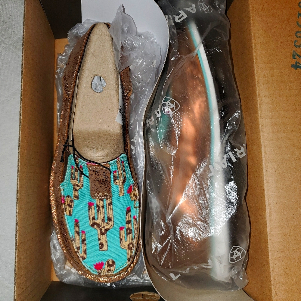 BRAND NEW ariat cruisers